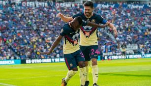 Quintero festeja junto a Peralta su gol contra Cruz Azul