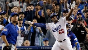 Yasiel Puig celebra en el juego contra Cubs