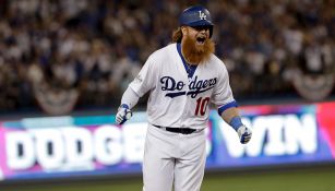 Turner celebrando su HR en el Dodger Stadium