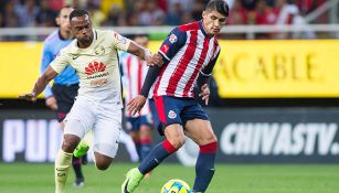 Alan Pulido pelea un balón con William Da Silva