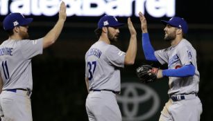 Los jugadores de los Dodgers celebran la victoria en el Juego 3 frente a Cubs