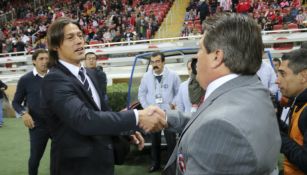 Herrera y Almeyda se saludan previo a un partido