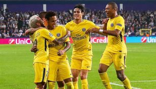 Futbolistas del PSG celebran una anotación