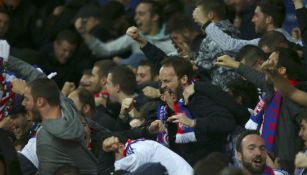 Aficionados durante el juego entre Everton y Lyon