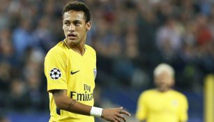 Neymar disputa un juego con el PSG