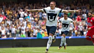 Castillo celebra un gol con Pumas en el Olímpico Universitario 