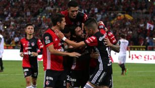 Jugadores de Atlas celebran junto a Caraglio