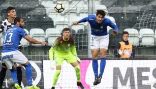 Briseño cabecea el balón para alejarlo del área del Feirense