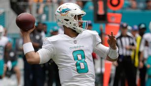 Matt Moore intentando lanzar un pase en el juego frente a Jets