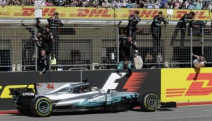 Constructores de Mercedes festejan tras la llegada del monoplaza de Hamilton