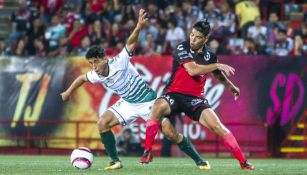  Luis Mendoza disputa un balón en el juego entre Xolos y Santos en el A2017