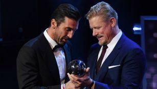 Buffon recibe el premio a mejor portero de las manos de Peter Schmeichel