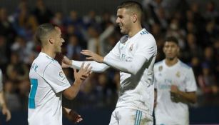 Lucas Vázquez (izq) y Theo Hernández (der) celebran un gol