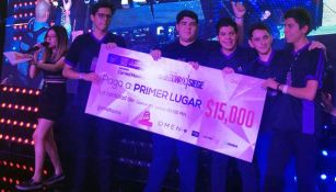 Los jugadores de REKT Esports presumen su cheque de primer lugar