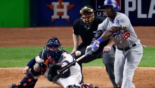 Yasiel Puig al momento de conectar un batazo