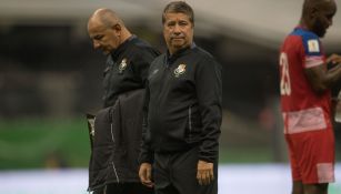 Bolillo Gómez en la cancha del Estadio Azteca 