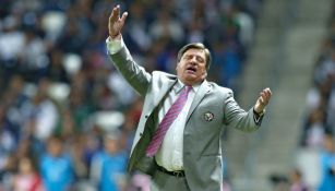 Miguel Herrera, en lamento tras una jugada de su equipo 