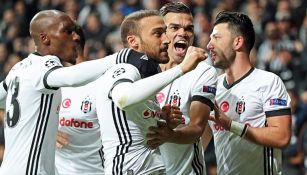 Jugadores de Besiktas celebran gol del empate contra Mónaco 