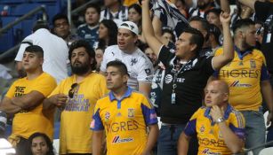 Aficionados de Rayados y Tigres, durante un Clásico regio