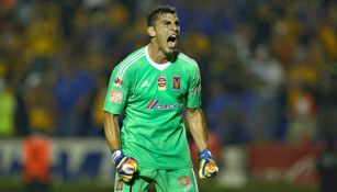 Nahuel Guzmán festeja un gol de Tigres en el Apertura 2017