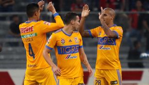 Jugadores de Tigres celebran gol contra Atlas