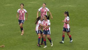 Arlett Tovar festeja con sus compañeras su gol contra el América