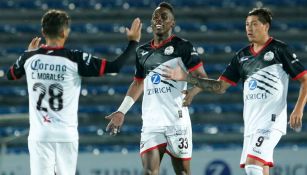 Quiñones celebra junto a sus compañeros tras su gol