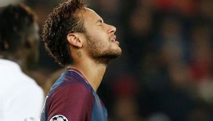 Neymar se lamenta durante un partido con el PSG