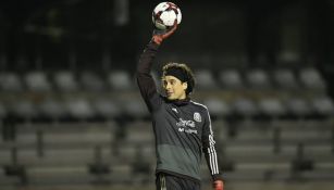 Guillermo Ochoa, durante un entrenamiento de la Selección 