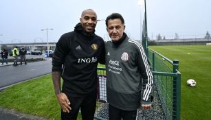 Thierry Henry posa al lado de Juan Carlos Osorio