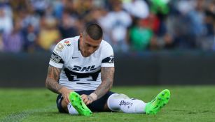 Nicolás Castillo se duele del pie durante un partido de Pumas