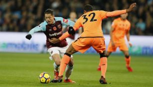 Chicharito disputa el balón contra Matip del Liverpool