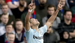 Chicharito festeja un gol con el West Ham United