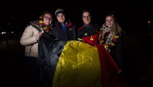 Aficionados de Bélgica posan con la bandera de su país