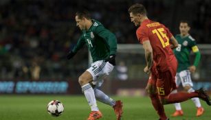 Chicharito controla el balón el el duelo de México frente a Bélgica