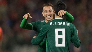 Guardado abraza a Chucky tras sus goles con el Tri