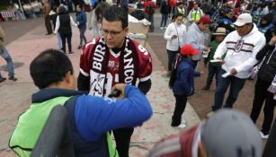 Un aficionado de Burros Blancos entrando al Olímpico Universitario