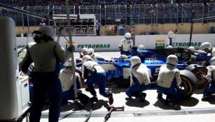 El Staff de Sauber cambia una llanta durante el GP de Brasil