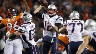 Tom Brady apunto de lanzar un pase en el juego frente a Broncos