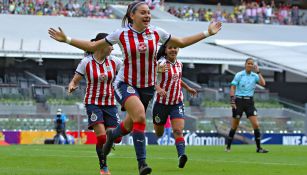 Norma Palafox celebra su anotación en el Clásico 