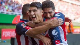 Alan Pulido festeja un gol contra Tigres