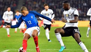 Mbappé esconde el balón ante la marca alemana
