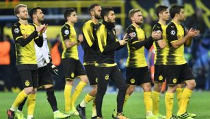 Los jugadores del Dortmund aplauden a su afición después de un partido