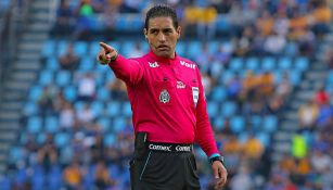El árbitro Roberto García durante un partido 