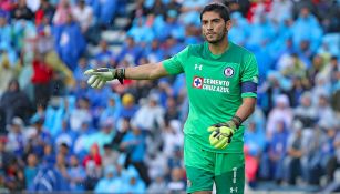 Jesús Corona en un partido con Cruz Azul