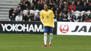Neymar disputa un juego con la Selección de Brasil