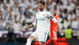 Sergio Ramos controla el balón en un duelo con el Real Madrid