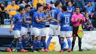 Cruz Azul festeja gol contra Tigres en la J15