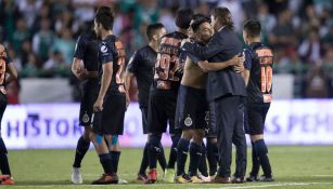 Gallito Vázquez y Almeyda se abrazan tras el duelo contra León