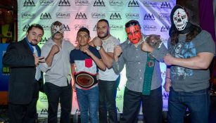 Los luchadores posan para la foto en La Chilanguita